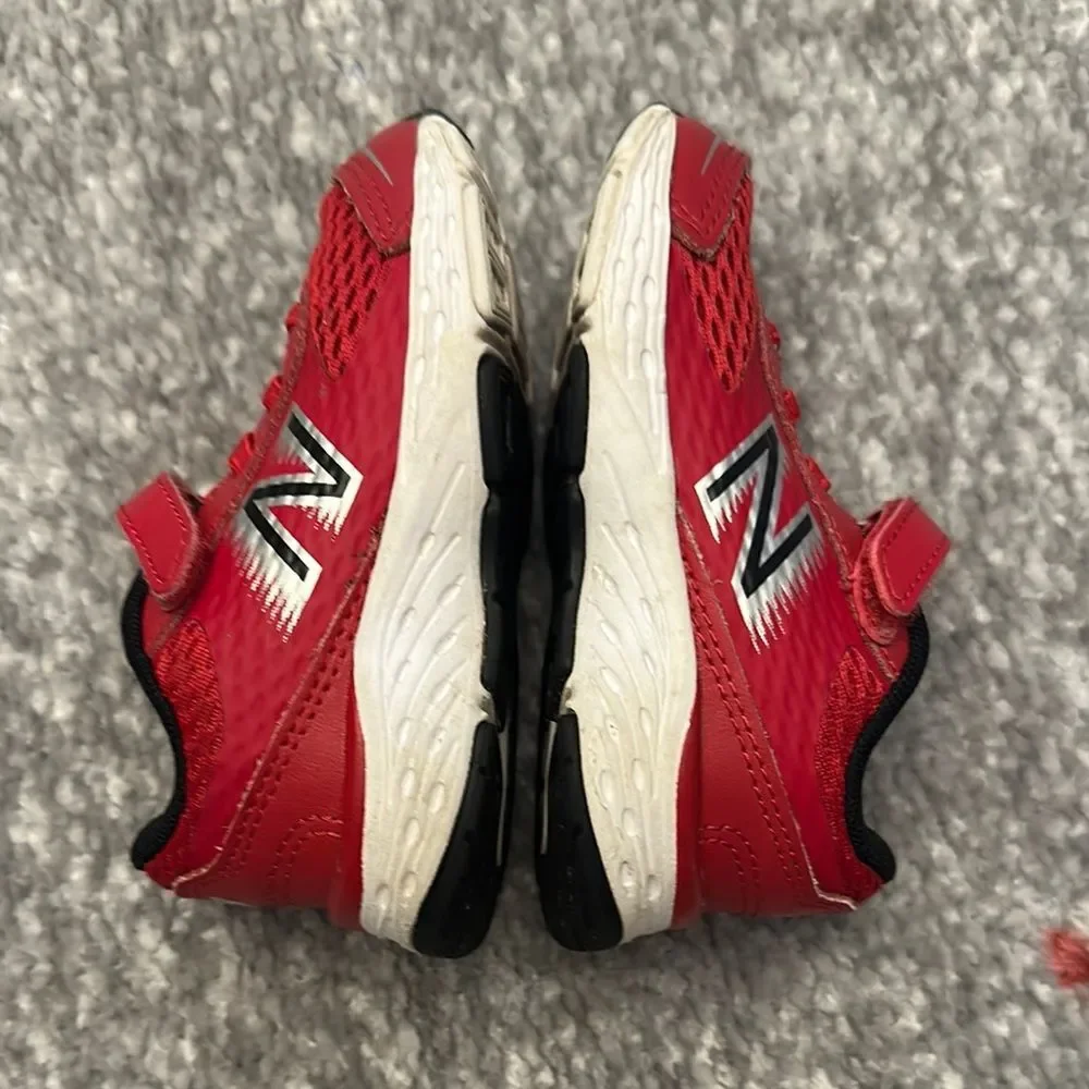 New Balance boys Red Velcro close tennis shoe size 6